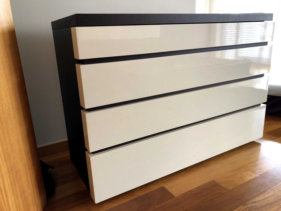 Cama de casal com mesas de cabeceira e cómoda