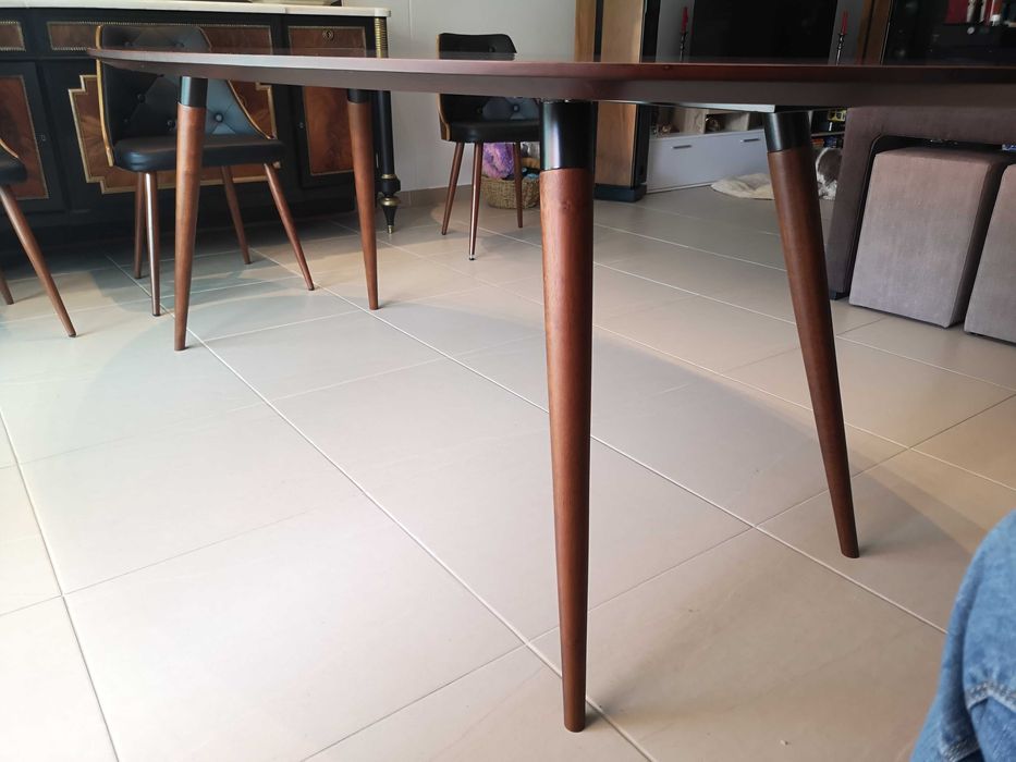 Mesa oval de nogueira, sem cadeiras!