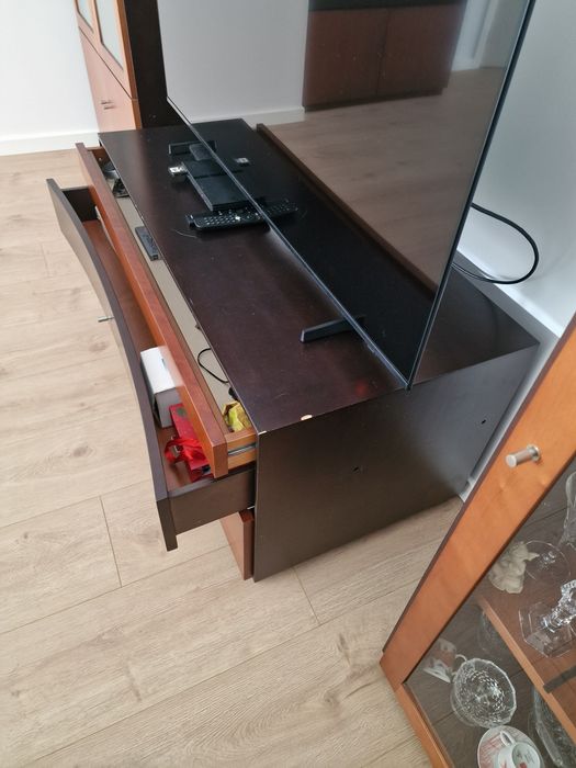 Móvel sala cristaleira e televisão