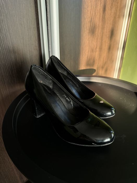 Туфлі на каблуку