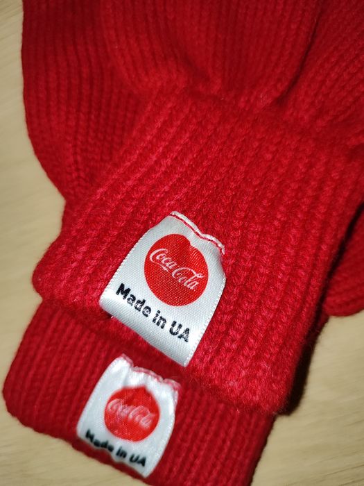 Продам коллекционный зимний набор Coca-Cola (шапка + перчатки)
