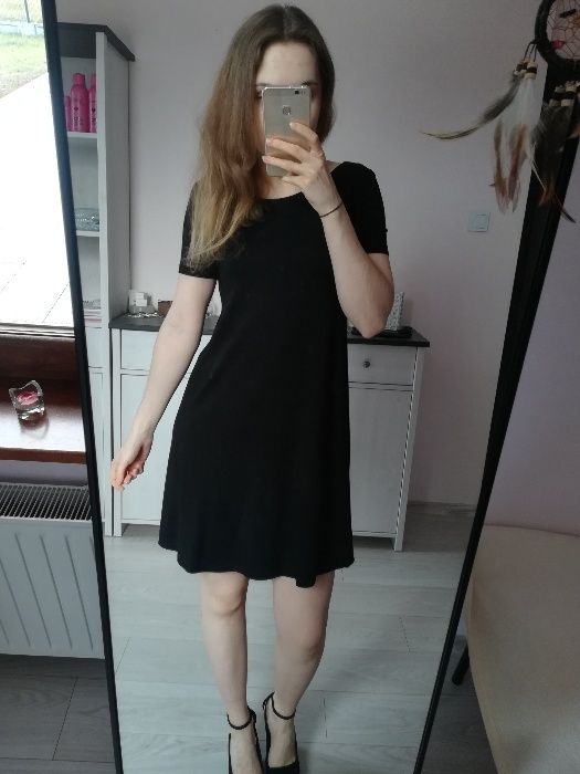 Czarna sukienka Stradivarius