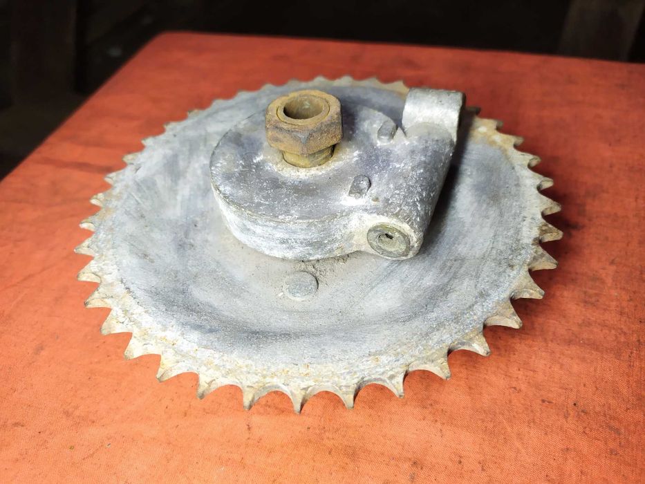 Задняя звезда вместе с приводом спидометра на мопед Рига 1, Рига 3