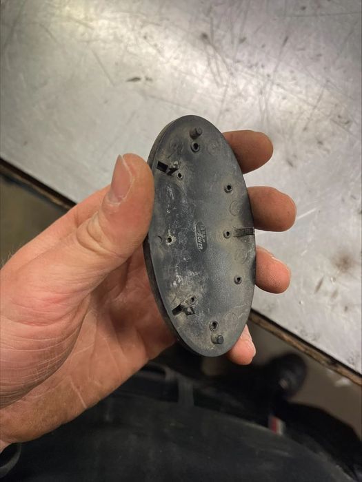 Land Rover DISCOVERY Logo puxador porta mala FVH100110 emblema