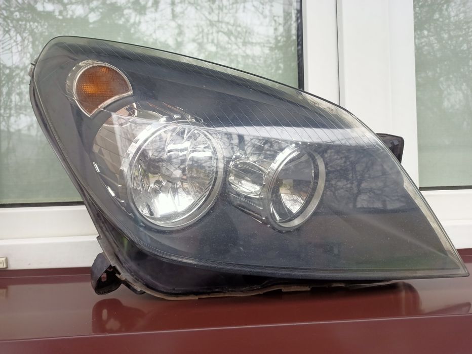 Opel Astra H lampa przednia prawa reflektor przód pasażera