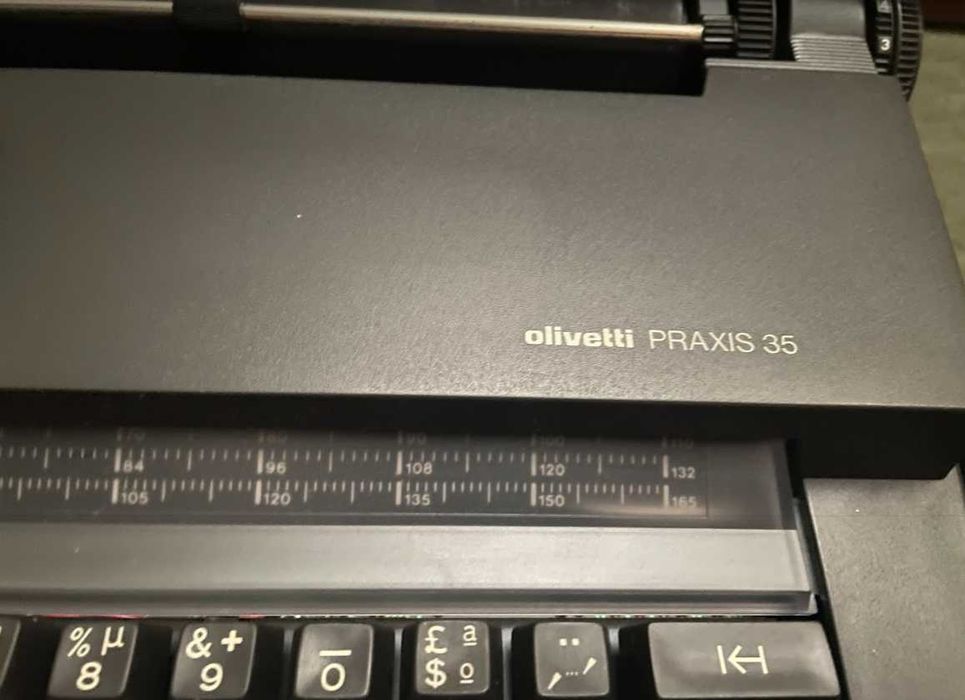 Maquina de Escrever - Olivetti Praxis 35 - case resistente incluida