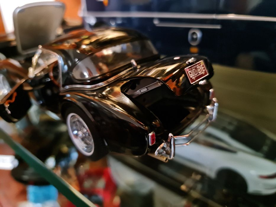 Miniatura Shelby 1:18