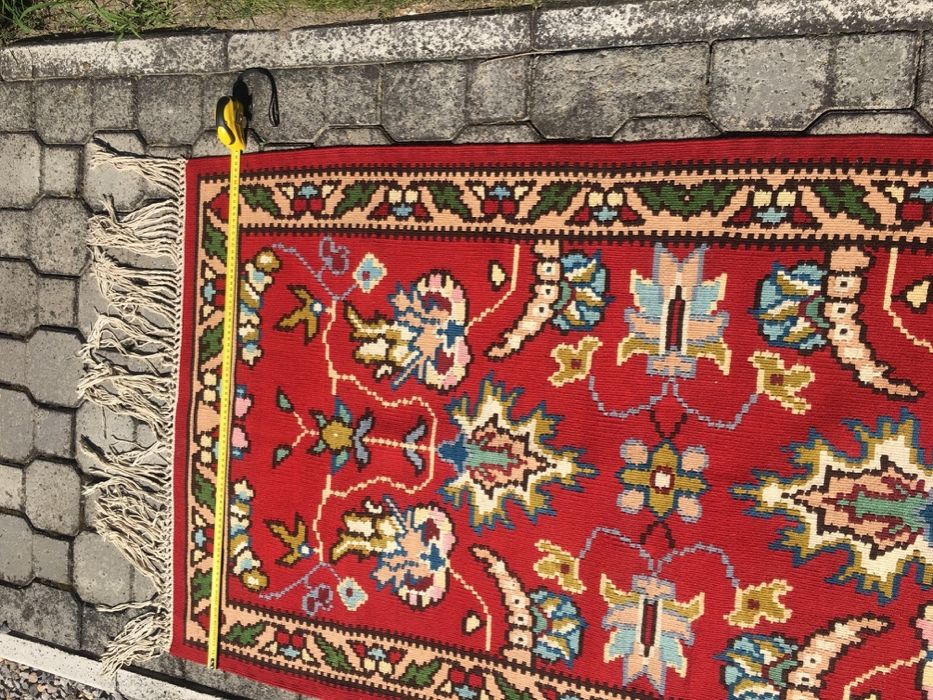 Kilim używany o wymiarach 1,60 cm x 0,84 cm.
