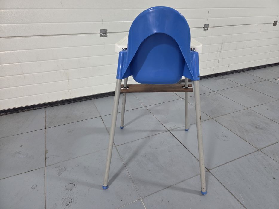 Cadeira IKEA com suporte para pés