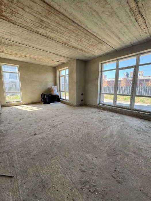 Продається Дуплекс готовий до ремонту з гаражем та бічною ділянкою