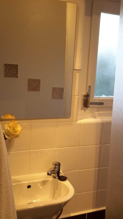 Quarto Individual c/ WC Privativo – Single Room with private bathroom