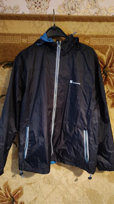 Чоловіча темно-синя вітровка.