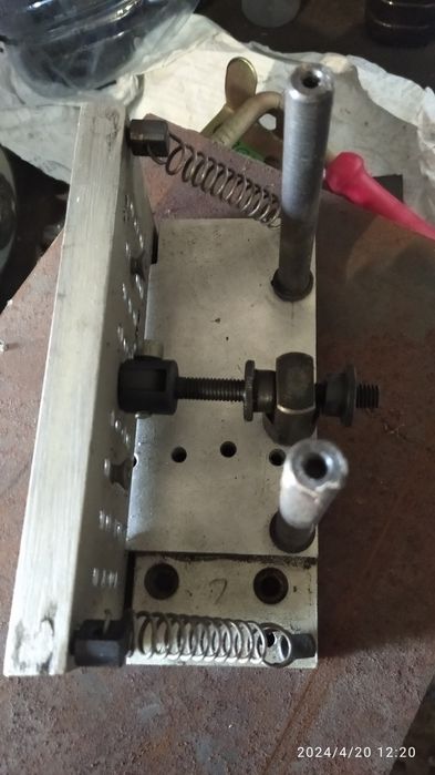 Пристосування для виведення спусків ножа