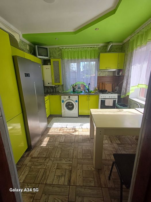 Здаю подобово 2 поверховий будинок