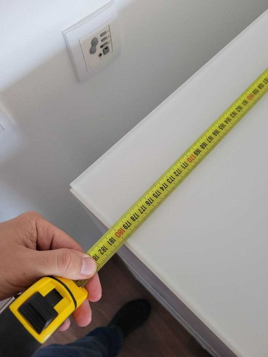 Aparador IKEA BESTÅ branco com tampo de vidro