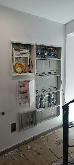 Quadrista e prestador de serviços  de eletricidade