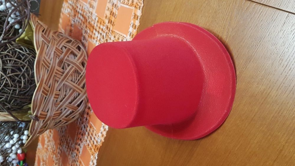 Chapéu vermelho alto de plástico