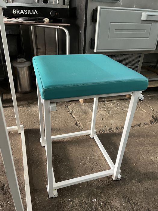 Conjunto Mesa e 2 bancos em Chapa forrados