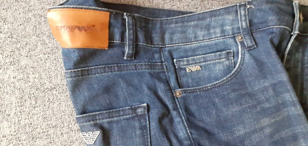 Spodnie jeansowe Emporio Armani rozmiar 32/34.