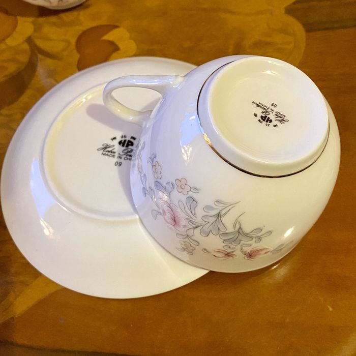 Komplet pięciu porcelanowych filiżanek.