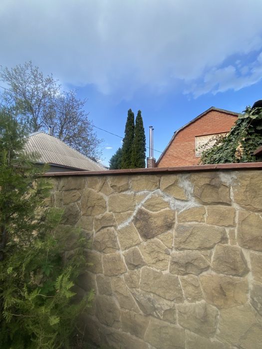 Продается хороший двухэтажный дом. Отличный район. Славянск.