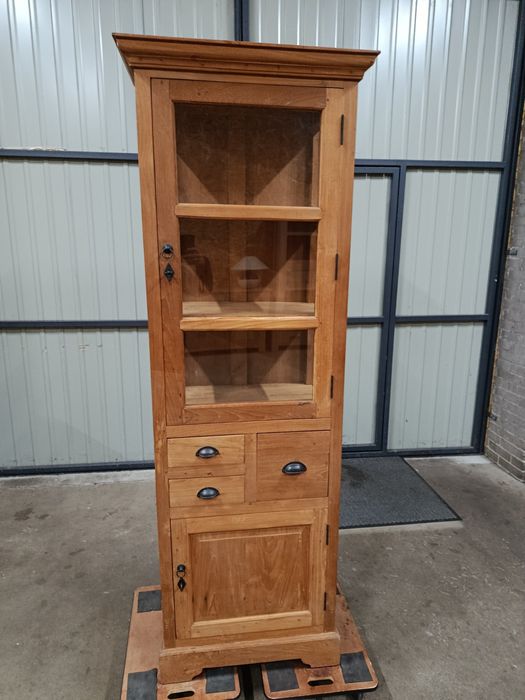 Witryna, witrynka lite drewno egzotyczne. Biblioteczka rustykalna.