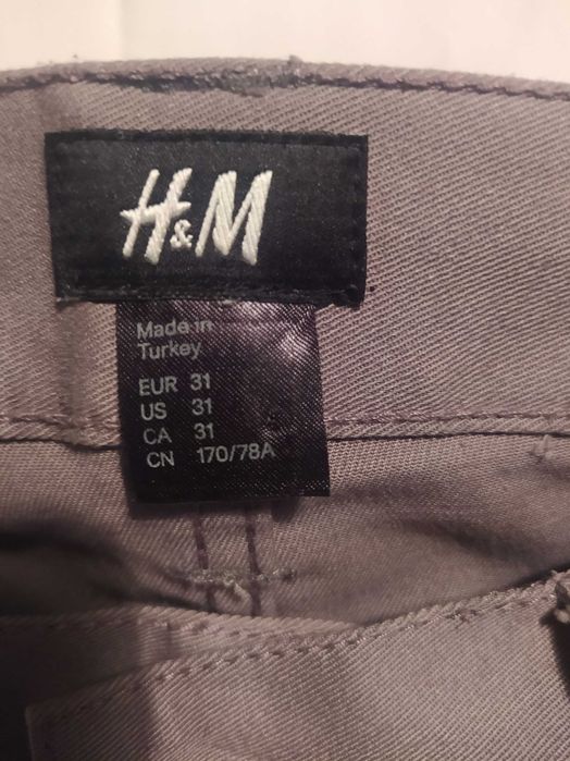 Calças Homem H&M Slim Fit cinzentas.