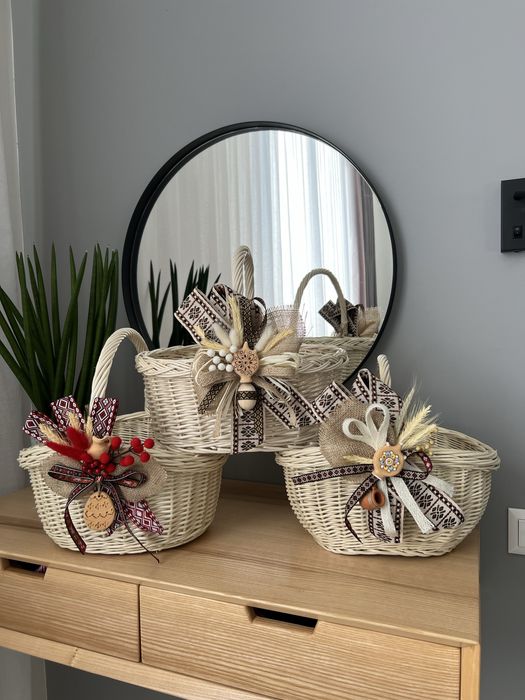 Кошики плетені із лози в світлому кольорі. Корзини з декором етно.