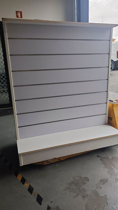 Móvel expositor com encaixe para ganchos