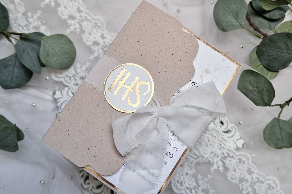 Zaproszenia handmade na komunię boho beż folder IHS personalizowane