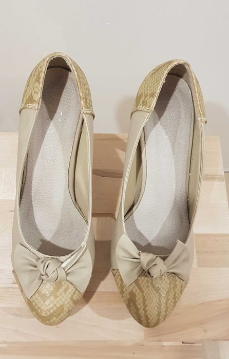 Buty na obcasie kremowe 40