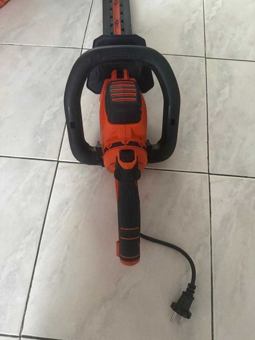 Corta-sebes Black+Decker 650W – Lâmina 60 cm – Como Novo
