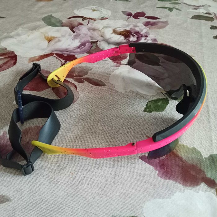 òculos de sol com fivela