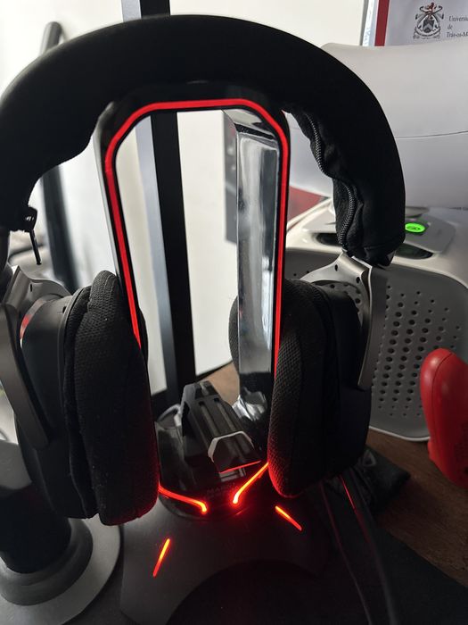 Suporte 3 em 1 para Ausculadores; cabo de rato e 3 entrdas USB-A 3.0