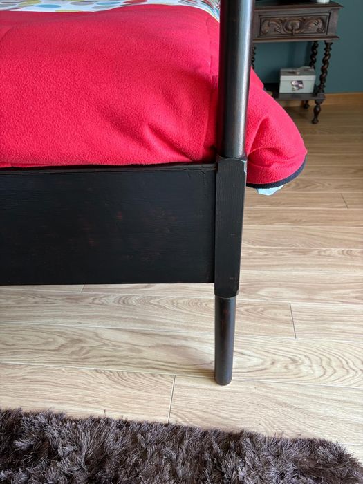 Cama de dossel IKEA envernizada em nougat