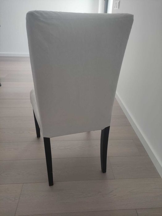 Cadeira IKEA com pés castanho-preto