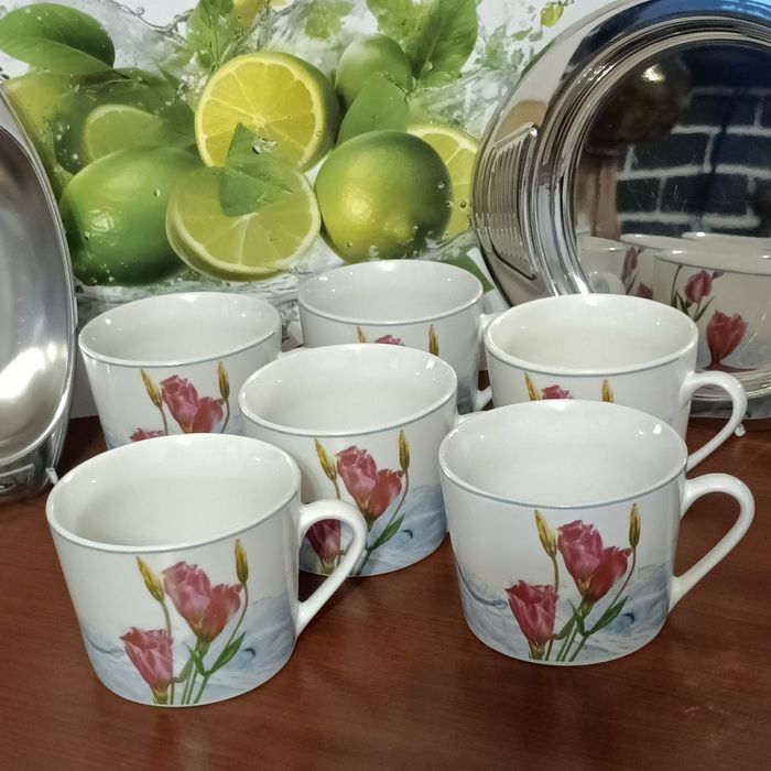 Filiżanki porcelanowe na kawę lub herbatę.