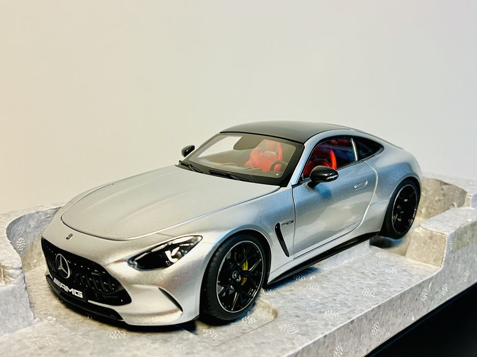 Modelo A Escala 1:18 De Mercedes-AMG GT 63 4Matic+ En Color Plata