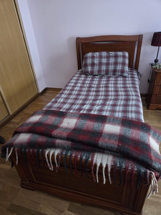 Cama de solteiro e roupeiro em cerejeira