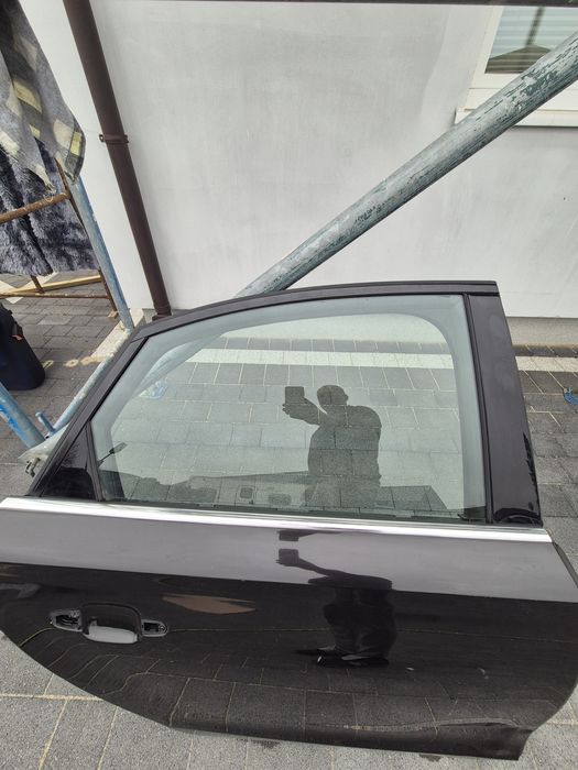 Drzwi prawe szyba listwa audi A8
