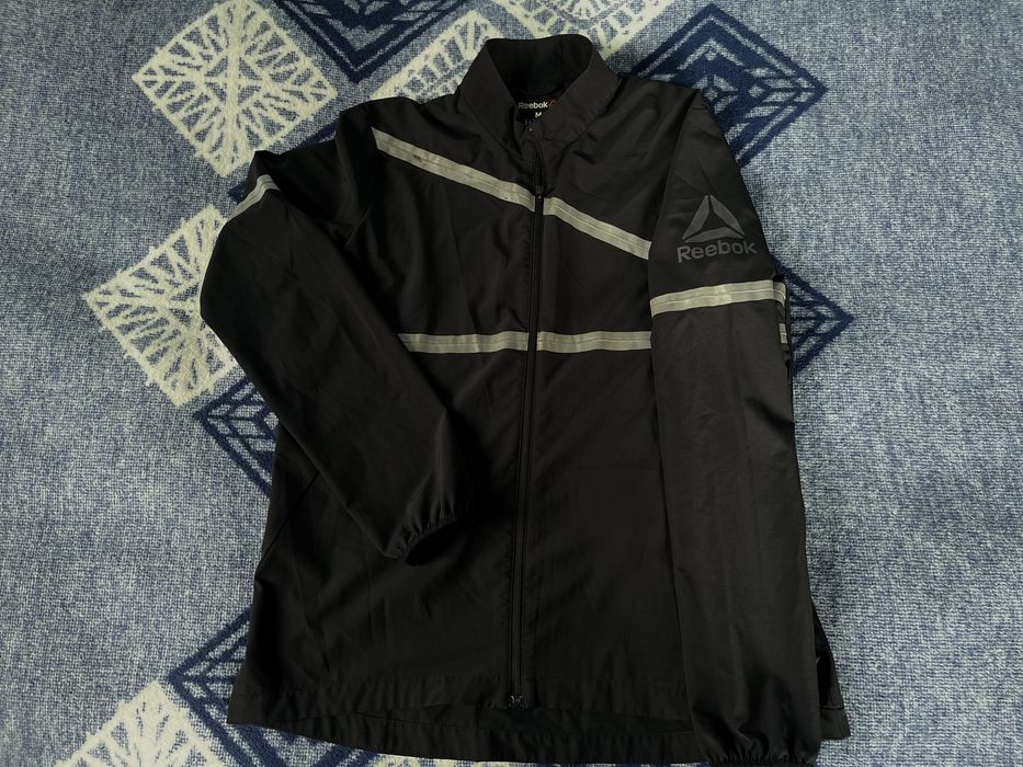 Жіноча чорна вітрівка Reebok.