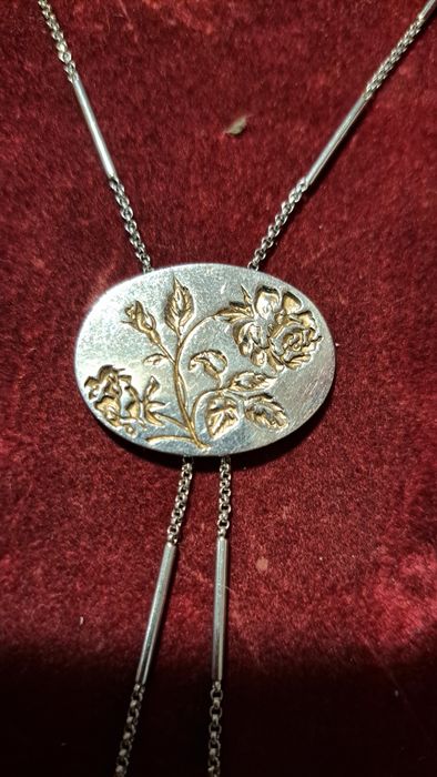 Fio colar em prata da Kenzo.