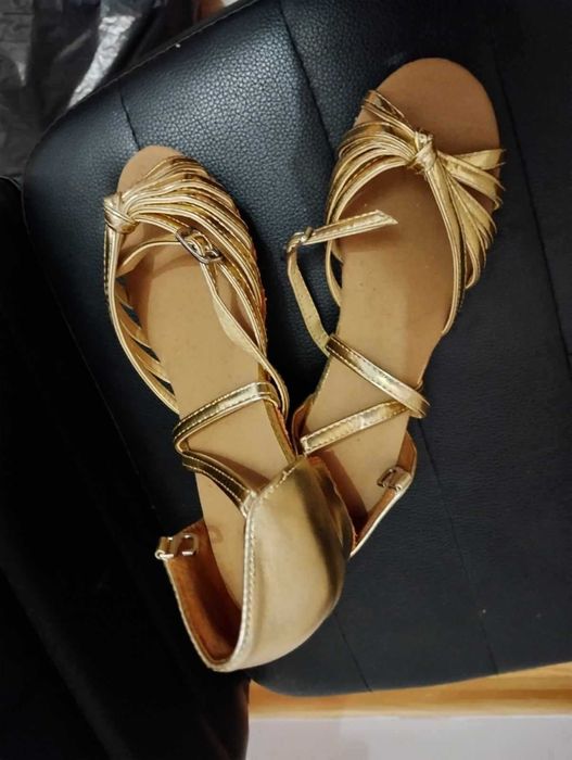 Buty do tańca dla dziewczynki.