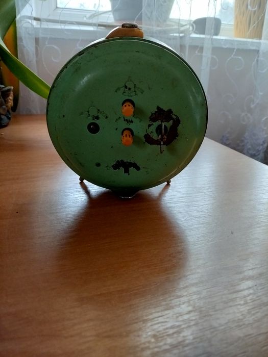 Продам настільний механічний годинник