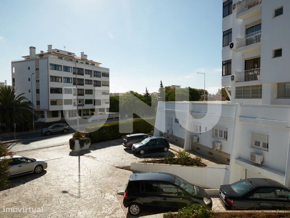 Apartamento T2, remodelado, em condomínio com piscina.