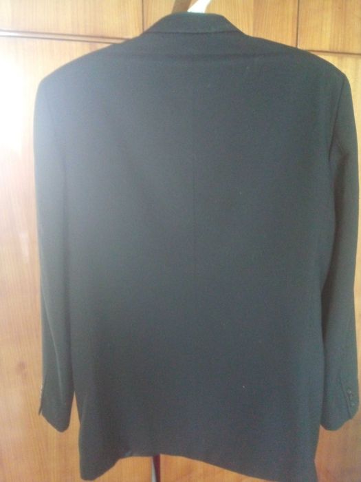 Костюм мужской,размер 52,100%шерсть,чёрного цвета.