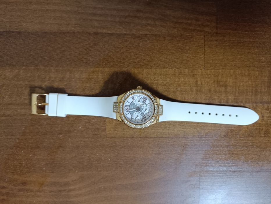 Жіночі годинники GUESS W0300L2