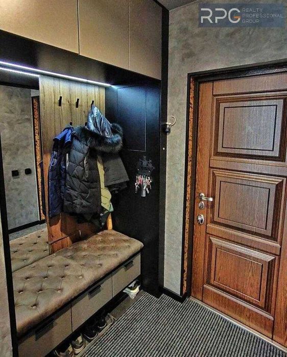 Дизайнерська квартира преміум-класу в самому центрі Крюківщини - заходь і живи! (вул. Одеська, 1)