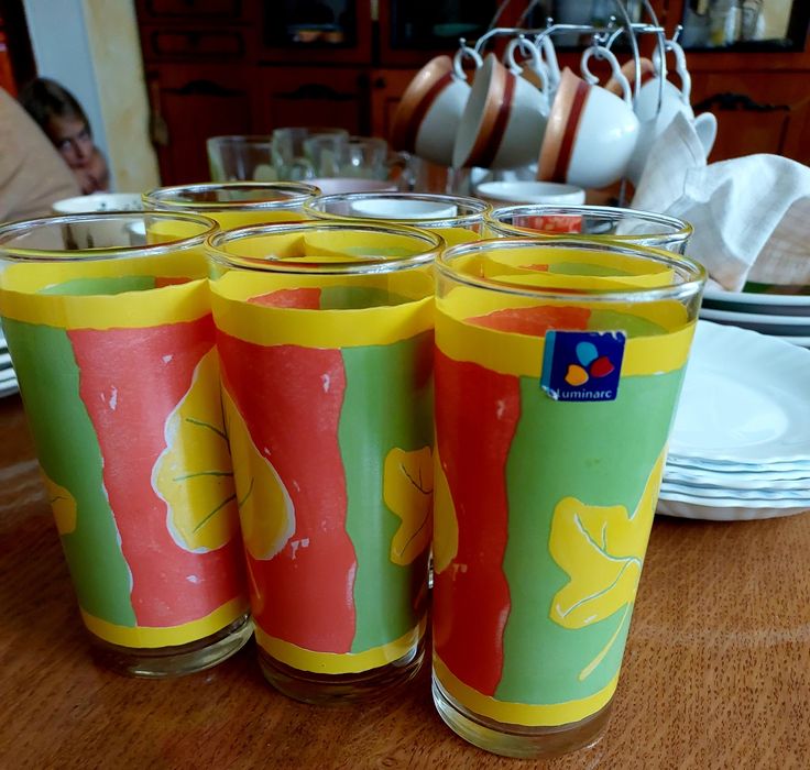 Скляні стакани...