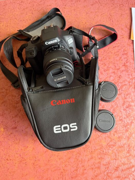 Дзеркальний фотоапарат Canon EOS 4000D + обʼєктив 18-55 мм — повний комплект